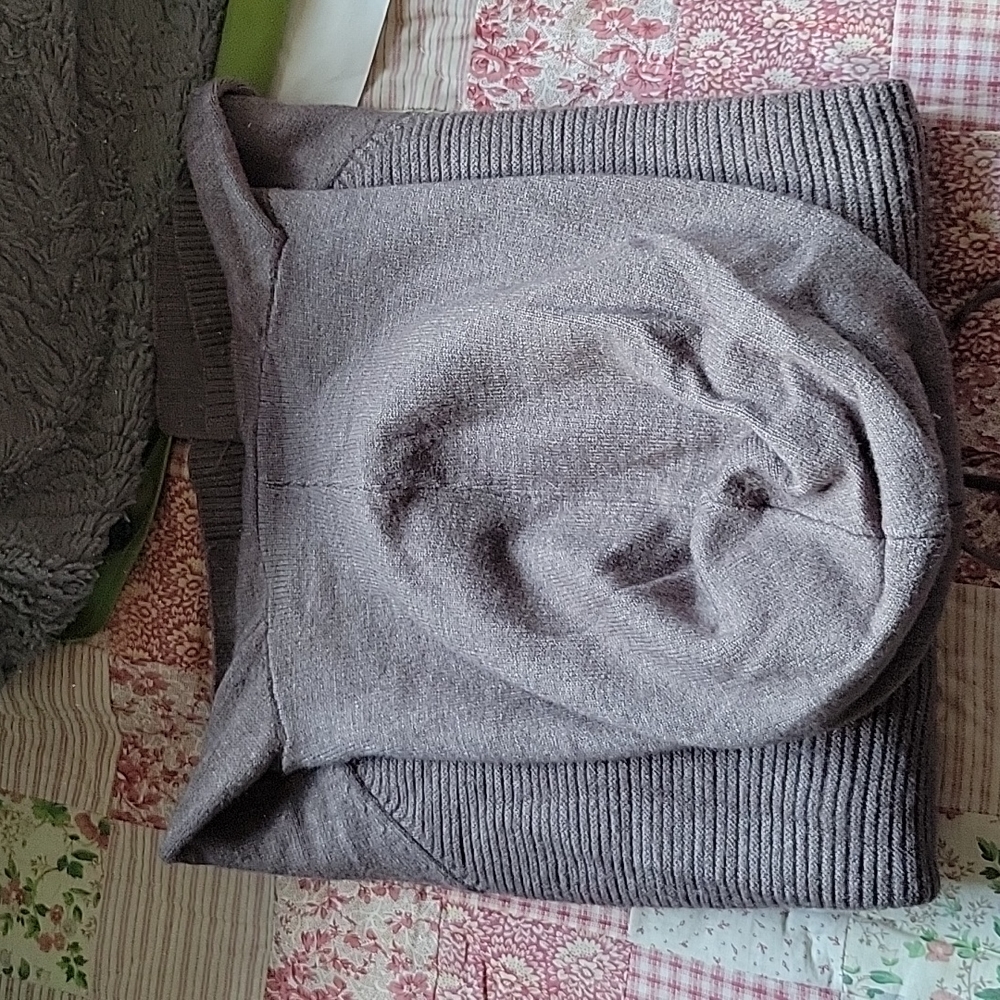 Cute sweater. - Picture 4 of 4